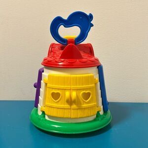 1998 FISHER PRICE PEEK A BOO ACTIVITY HOUSE WINDOW PRESS TO SPIN BIRD TOY
